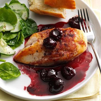 franse vliegtuig-kipfilet met een cherry-pinotsaus