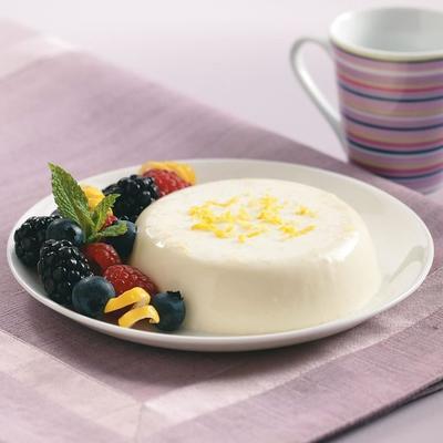 citroenachtige verse panna cotta met gemacereerde bessen