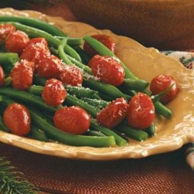 groene bonen met langzaam geroosterde druiven tomaten