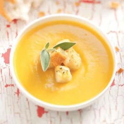 butternut squash soep met salie en parmezaan croutons