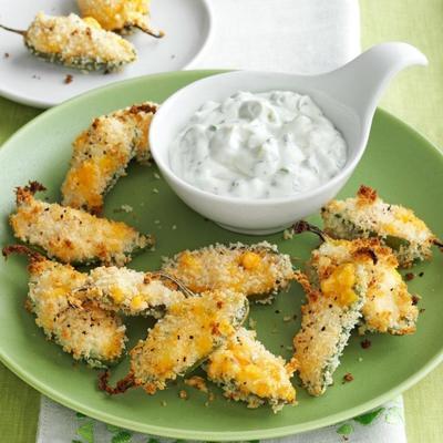 cheesy jalapeno poppers met limoen koriander dip