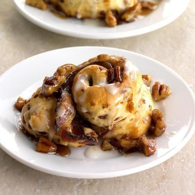 bourbon gedrenkt spek en gember kaneel rollen