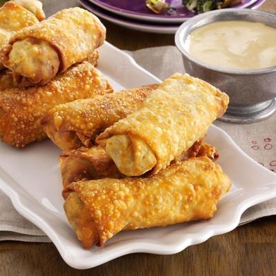 worst, black-eyed erwt en raap groene eggrolls met mierikswortel honeymustard saus