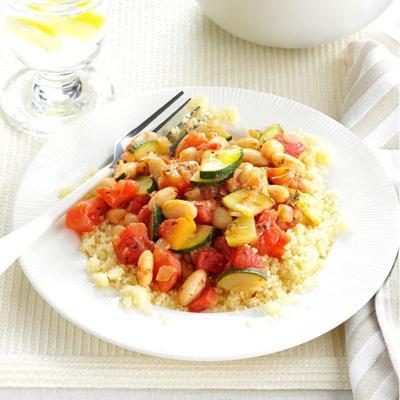 couscous belegd met witte bonen, tomaten en courgette