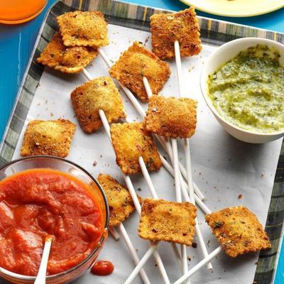 st. louis geroosterde ravioli-lolly's met dipsaus van pesto en marinara