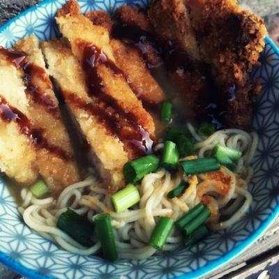 tonkatsu shoyu ramen (varkenskotelet, sojasaus ramen)