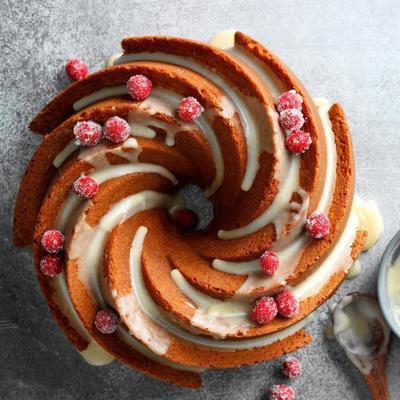 citroen-bessen bundt cake met vanilleboonijs en verse bessen