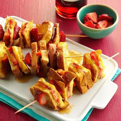 gevulde amandelboter en aardbeienjam Franse toastkebobs