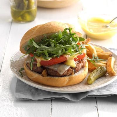 gegrilde hamburgers met honingmosterddressing