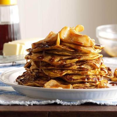 pompoen walnoot pannenkoeken met gebakken cinnamom appels