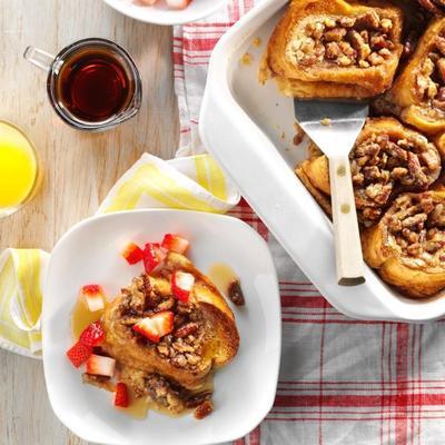 gebakken Franse toast met aardbeien en ahornsiroop