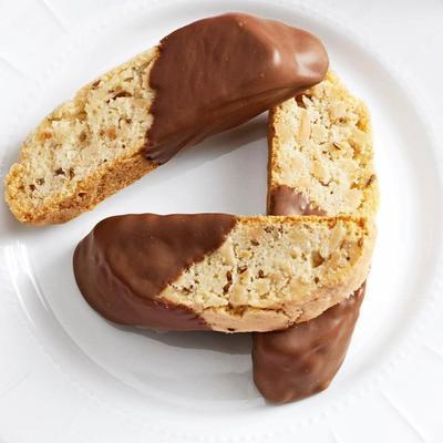anijsbiscotti ondergedompeld in chocolade