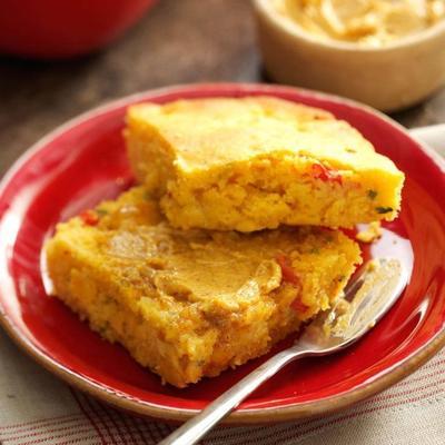 zuidwestelijke maïsbrood met chili-honingkalkboter