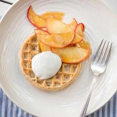 wafels met gekarameliseerde appels en yoghurt