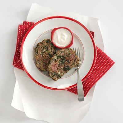 Grieks gehaktbrood met tzatziki-saus