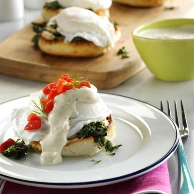 bistro eggs benedict met boursin dillesaus