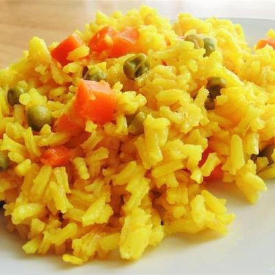 kurkuma rijst met erwten en wortelen