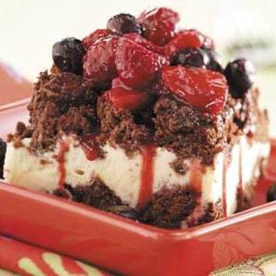 Gebakken ijs met bessen bekroonde brownie-ijs