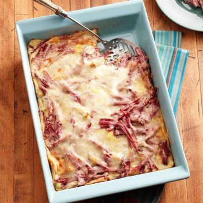 kaaslagen met corned beef 'n' cheese