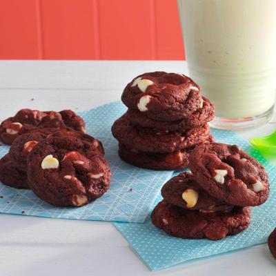 rode fluwelen witte chocoladeschilferkoekjes