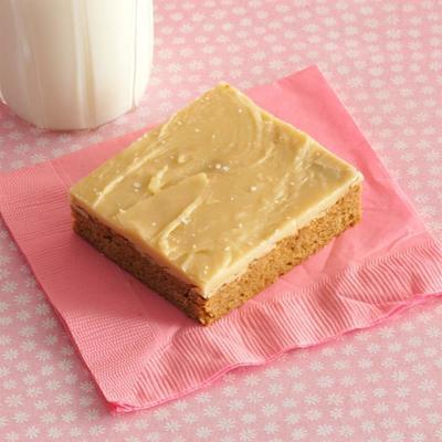 Spice cake bars met gezouten karamel glazuur