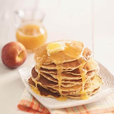 kaneel perzik pannenkoeken met botersaus