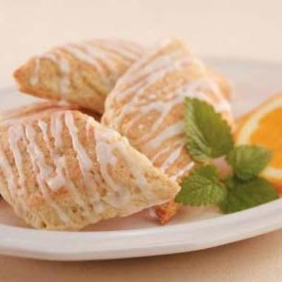 met cocnut geglazuurde oranje scones