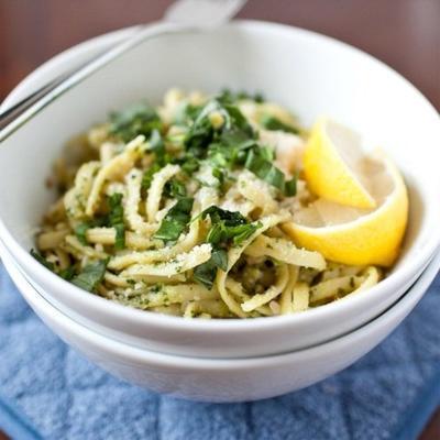 romige pesto pasta met amandelwind