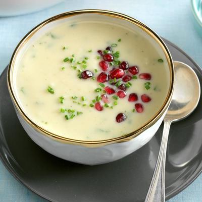 pastinaak en knolselderij bisque met granaatappel arils