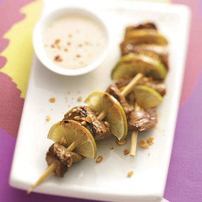 Aziatische gemarineerde steak kabobs met pindakaas di