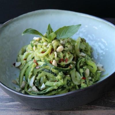 avocado pesto met courgette pasta