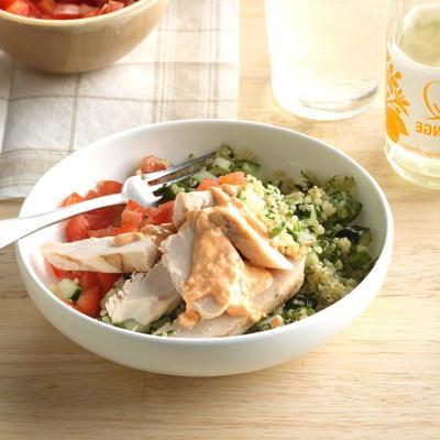 gegrilde kip quinoa tabbouleh-boten met pittige feta-dressing