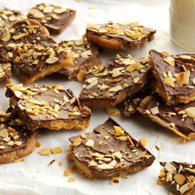 trefoils toffee en chocoladeschors met geroosterde amandelen