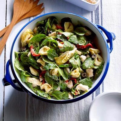 tortellini salade met geroosterde ui dressing