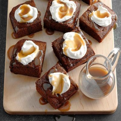 oma's peperkoekcake met karamelsaus