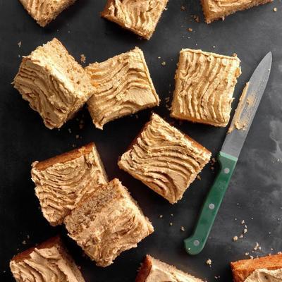 esdoorn pecannoot cake met koekje boter glazuur