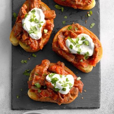 steak en salsa toast