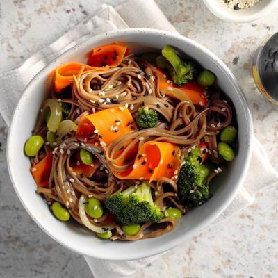 kom van edamame en soba noodle