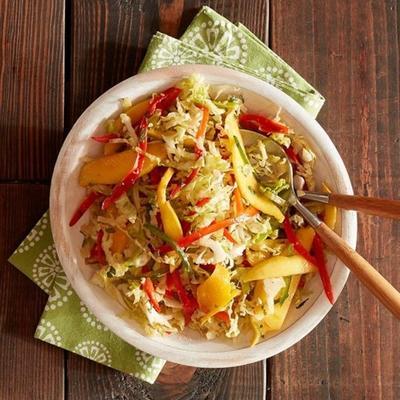 mango slaw met geroosterde knoflook-limoen dressing