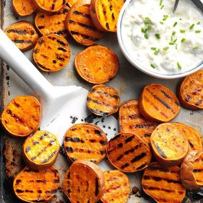 zoete aardappel bbq-chips met gorgonzola dip