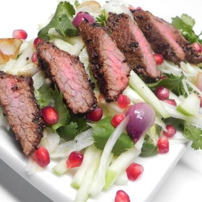 Gabe's koffie-crusted hanger steak met appel, venkel en kruidensalade