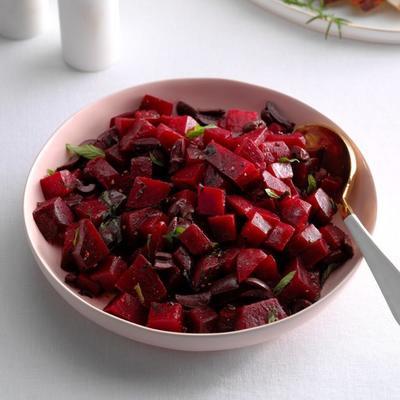 verse bietensalade met kalamata-olijven en mint