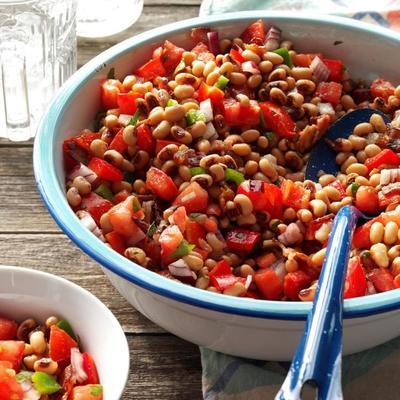 salade van tomaten en zwarte oogerwtjes