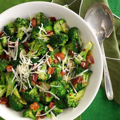 gestoofde broccoli met knoflook, spek en parmezaanse kaas