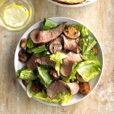 salade van rundvlees en champignons