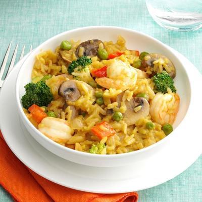 bruine rijstpaella met garnalen en broccoli