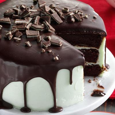 drielaagse chocolade zure room cake met mint glazuur en chocolade glazuur