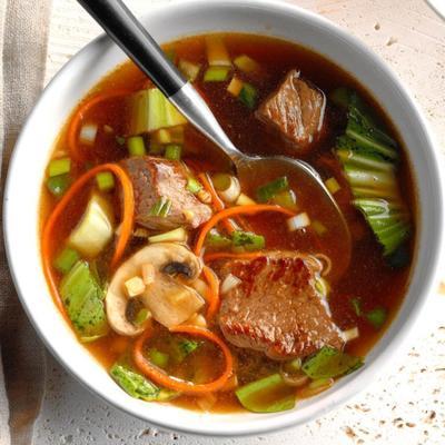 Koreaanse soep met groentesoep over plakrijst
