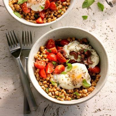 farro kommen w mint peas ricotta w een gepocheerd ei