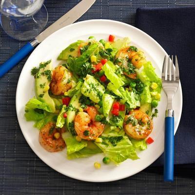 gelaagde garnalen, maïs en erwtensalade